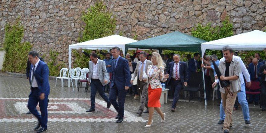 Lodos Protokol Çadırını Uçurdu