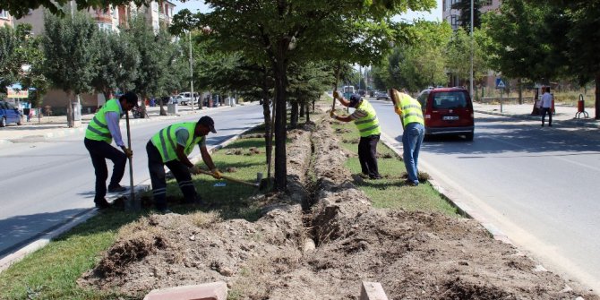 Akşehir’deki refüjlere otomatik sulama sistemi hattı