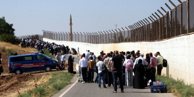 Mehmetçikten yaşlılara şefkat eli