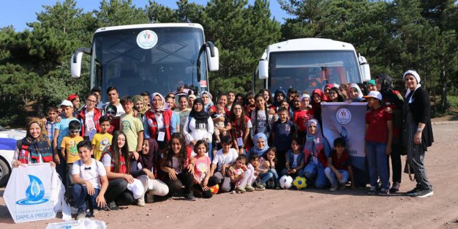 Suriyeli ve Iraklı miniklerin piknik mutluluğu