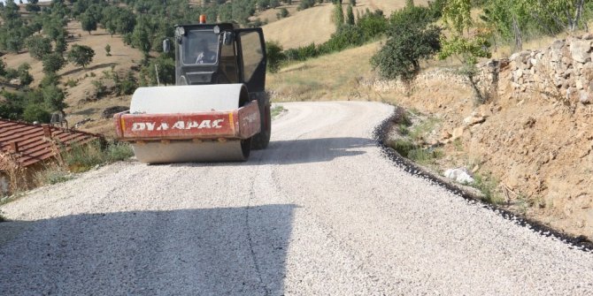 Selendi’de bozulan yollar asfaltlanıyor