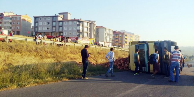 Kamyon devrildi, tuğlalar etrafa saçıldı
