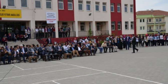 Emet Mesleki ve Teknik Anadolu Lisesinin 39 öğrencisi üniversiteye yerleşti