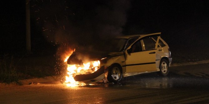 Seyir halindeki otomobil alev alev yandı