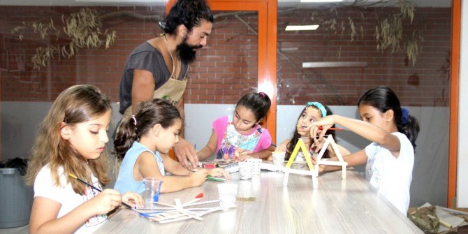 Tuncay Kes, Beyaz Kule öğrencilerine ahşap tasarım dersi veriyor