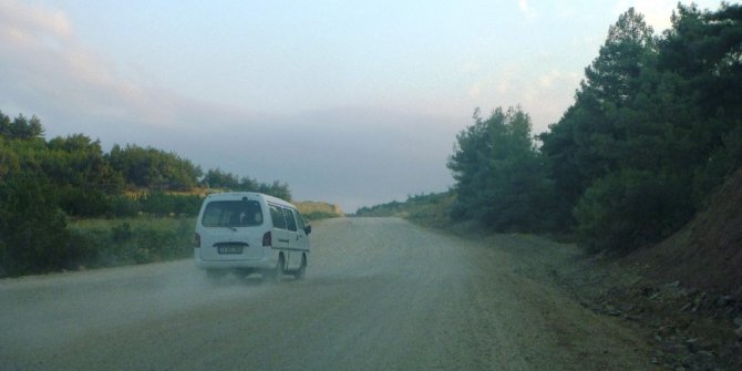 Deresakarı köylüleri yollarının asfalt olmasını istiyor