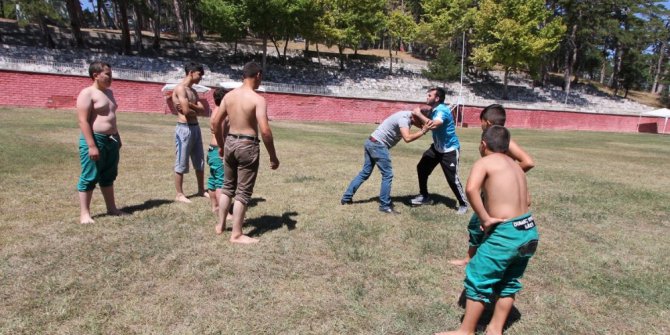 Kütahya’dan başpehlivan çıkarmak için gönüllü çalışıyorlar