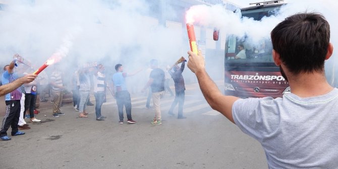 Trabzonspor, İstanbul’a meşalelerle uğurlandı