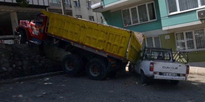 Freni boşalan kamyon dehşet saçtı