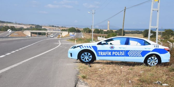 Sinop’ta yol kenarına maket trafik polis aracı konuldu
