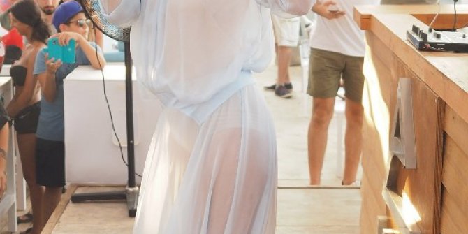 Gülşen tül elbiseyle sahne aldı