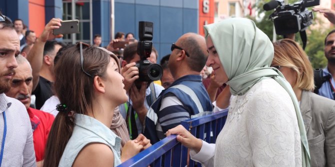 Eşi cezaevinde olan kadın, gözyaşları içinde Bakan’dan yardım istedi