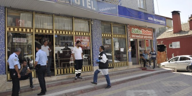 Otel odasında ölü bulundu