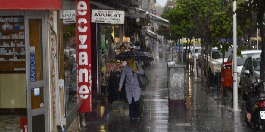 Aniden Bastıran Yağmur Bandırmalılara Zor Anlar Yaşattı