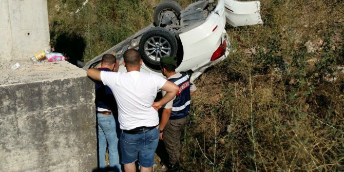 Araçla çarpışan otomobil köprüden uçtu: 3 yaralı