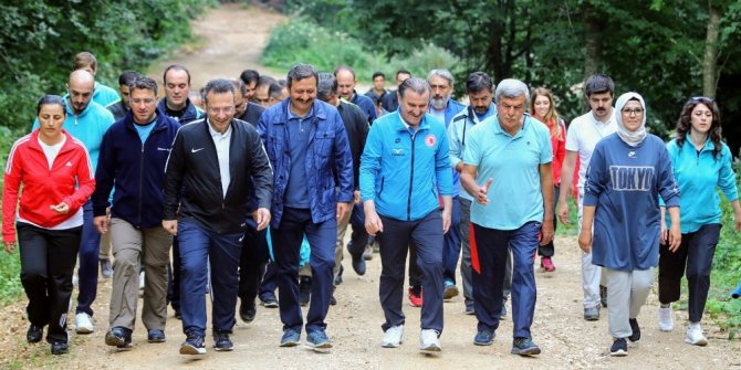 Bakan Osman Aşkın Bak, kampta gençlerle spor yaptı