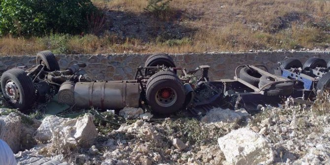 Freni boşalan tır kalabalığın arasına daldı: 3 ölü, 3 yaralı