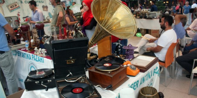 Antika severler antika eşya mezatında buluştu