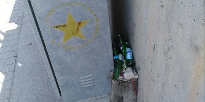 Çöplük gibi kullanılan duvarlar