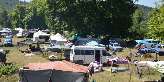 Mevsimlik fındık işçileri kamp alanında konaklıyor