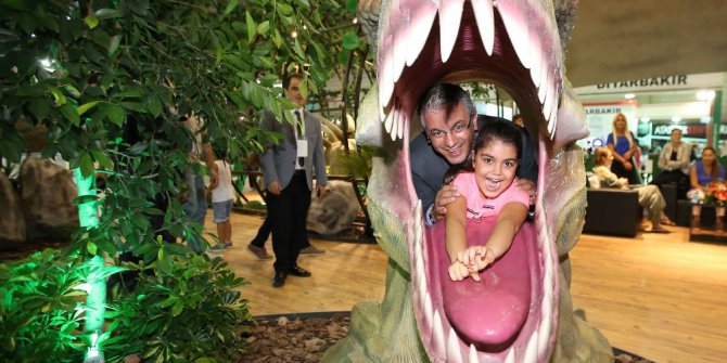 Dev dinazorlar İEF’te