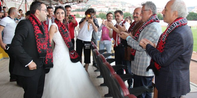 Düğünleri biter bitmez soluğu stadyumda aldılar