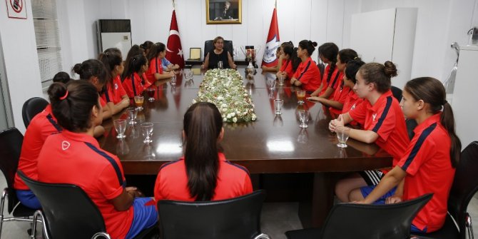 Konak’ın kızları kupa sevincini Pekdaş’la paylaştı