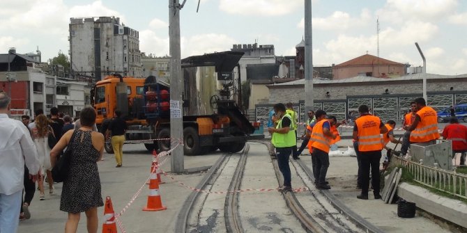 Beyoğlu’nda nostaljik tramvayın yenilenen raylarına özel köprü asfaltı