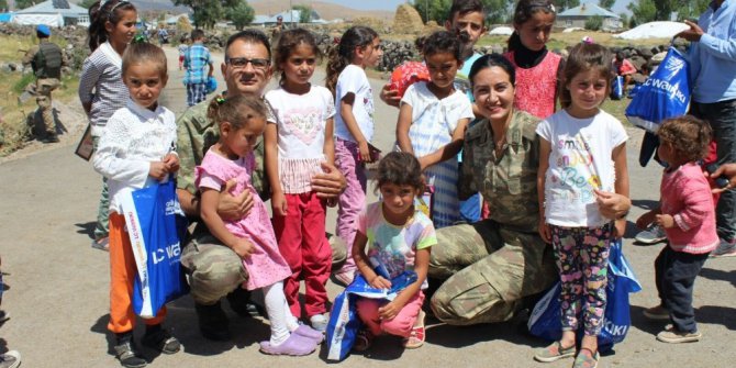 Şehit korucuların çocuklarına hediye