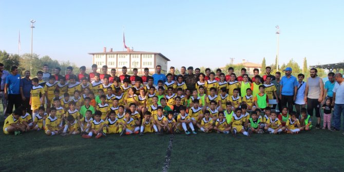 Emniyet Müdürü Alper’den sporcu çocuklara sürpriz