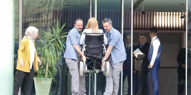 Engelli milletvekilini rampa olmayınca Cumhurbaşkanı korumaları taşıdı