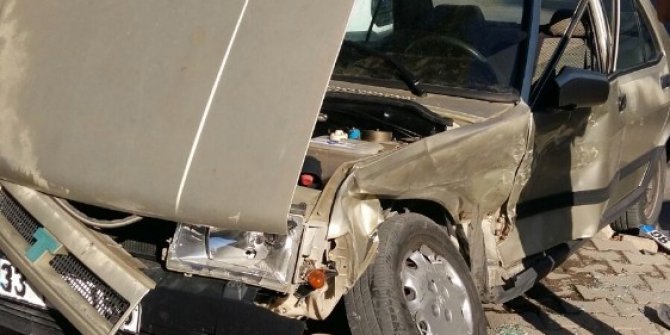 Adıyaman’da iki otomobil çarpıştı: 3 yaralı