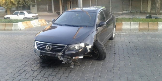 Sürücü kazadan yara almadan kurtuldu