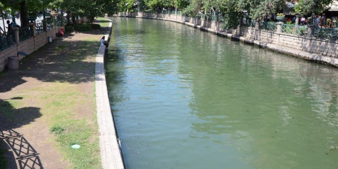 Sıcak hava Porsuk Çayı’nı yalnız bıraktı