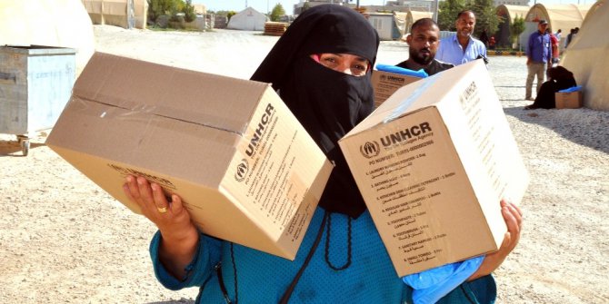 Bayram öncesi Suriyeli mültecilere temizlik malzemesi dağıtılıyor