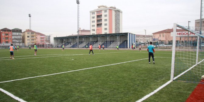 Büyükşehir belediyesi futbol sahalarına bakım çalışması başlattı