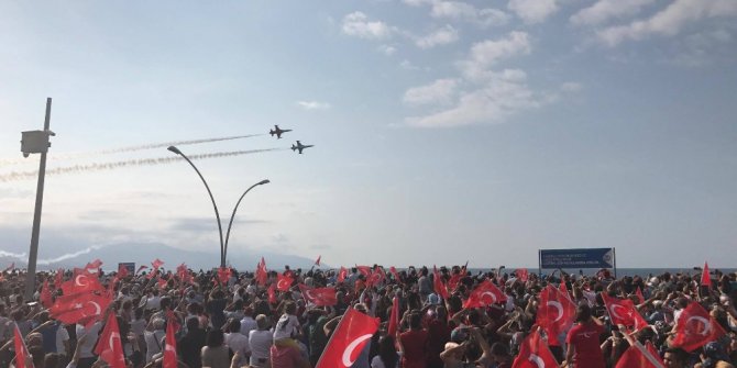 Türk Yıldızları Trabzon’da şehit Eren Bülbül için uçtu