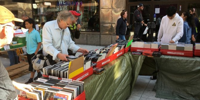 Stockholm’de dünyanın en uzun kitap stantları kuruldu