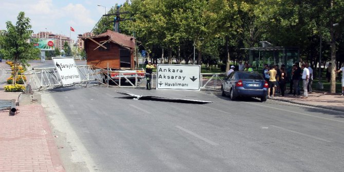 Kulübe yüklü vincin devirdiği tabela direği faciaya yol açıyordu