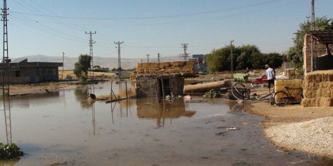 Patlayan su borusu köy meydanını gölete dönüştürdü