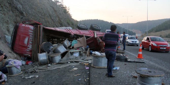 Yolcu otobüsü ile kamyon çarpıştı: 1 ölü, 21 yaralı