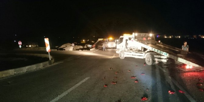 Kavşakta iki araç birbirine girdi: 5 kişi yaralandı