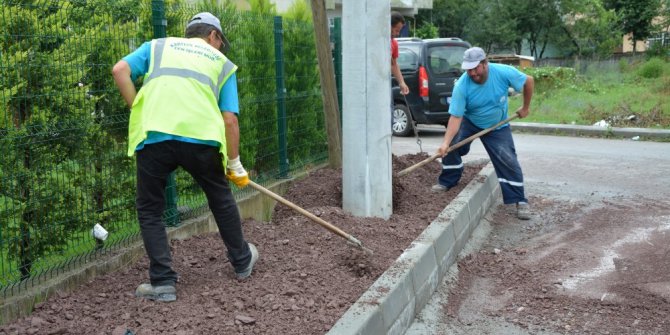Kartepe’de bozulan kaldırımlar onarılıyor
