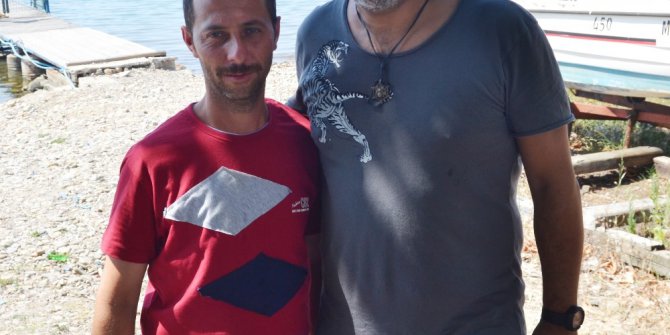 Karayolları işçisi, içinde 10 bin liralık eşya bulunan çantayı sahibine teslim etti