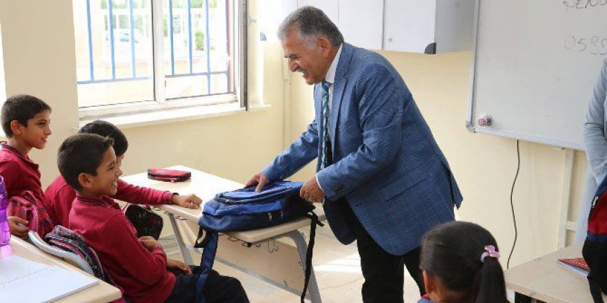Melikgazi Bölgesindeki İlköğretim Okullarında Kırtasiye Ve Çanta Yardımı