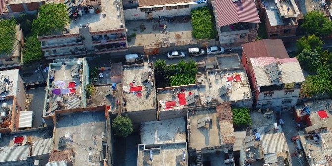 Adana’da müstakil evlerin damları, çekilmiş biberler nedeniyle kırmızıya boyandı