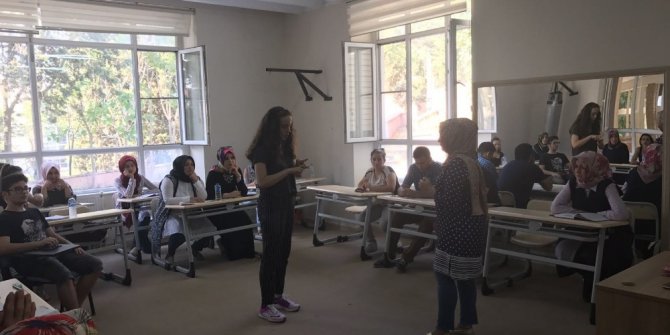 İşaret dilini öğrenerek engelleri aşıyorlar