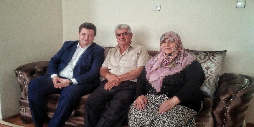 Ak Parti İl Gençlik Kolları Üyeleri Şehit Ailelerini Ziyaret Etti