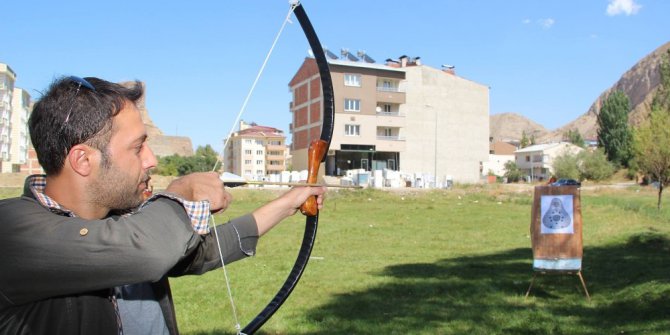 Ülkücüler yaz kampında at binip ok attılar