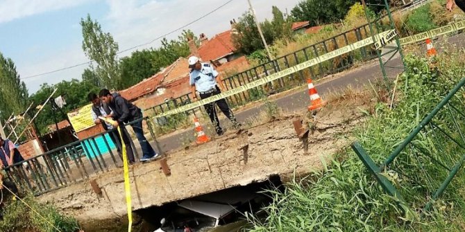 Sulama kanalına düşen otomobilden sağ kurtuldu